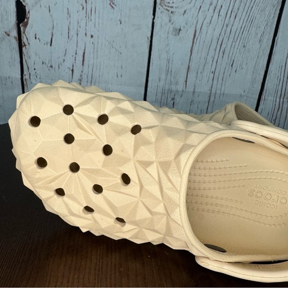 CROCS GEOMETRIC CLOG SHIITAKE nude/flesh color unisex style women’s size 7 GUC - Picture 8 of 16